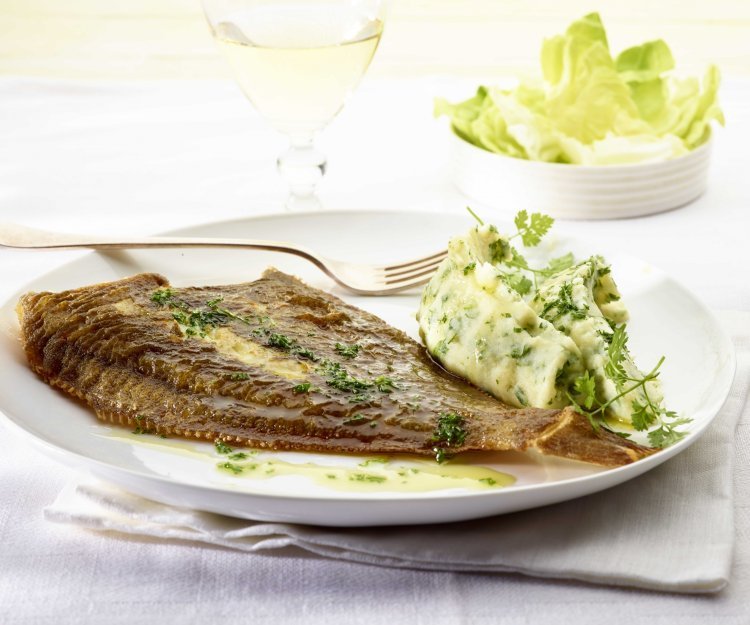 Pladijs meunière gebakken, kervelpuree en kropsla Pladijs meunière gebakken, kervelpuree en kropsla