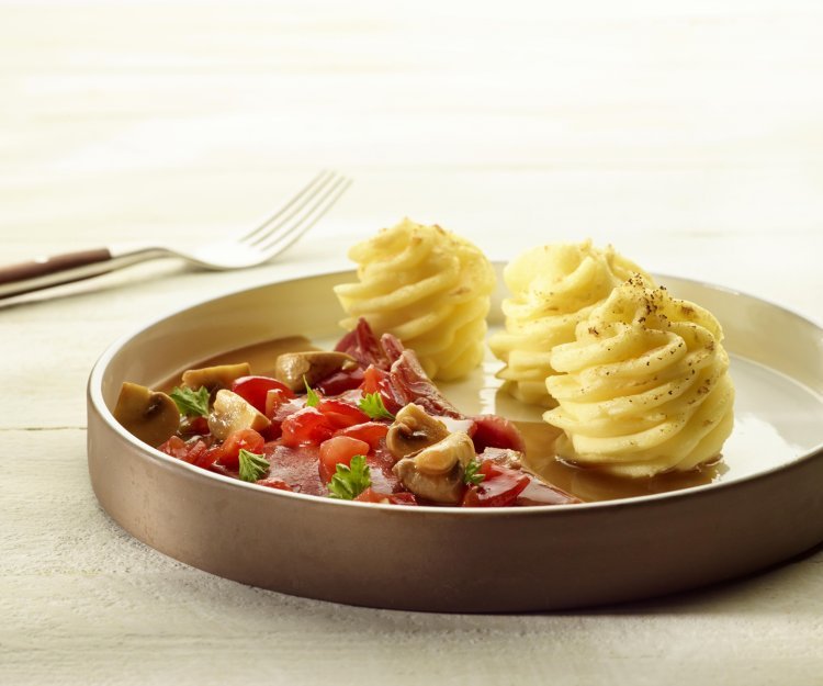 Rundstong in Madeirasaus met duchesseaardappelen Rundstong in Madeirasaus met duchesseaardappelen