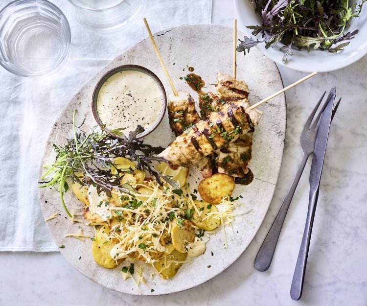 Brazade van kalfsvlees met aardappelen en truffelamyonaise Er staat al een porseleine schotel op tafel, een ei-vormige schaal. Gevuld met de brochettes van kalf, gebakken aardappelen en een potje met de truffelmayonaise.
