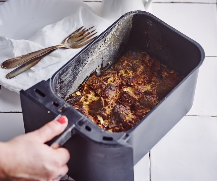 Een broodpudding uit de airfryer... Oh yes. Wij maakte eentje met extra veel smaak door appel, peer en speculaas toe te voegen. 