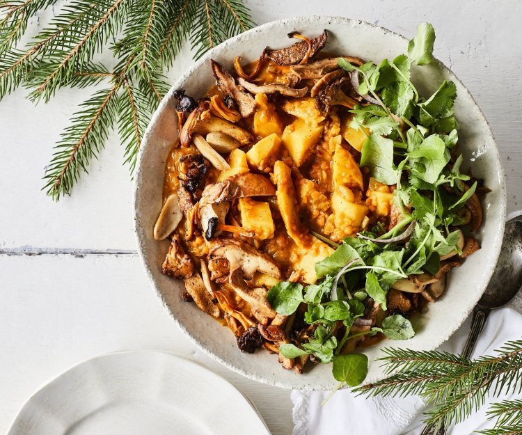 Een heerlijke side dish voor op je Kerstmenu. Een vegetarische curry van pastinaak, linzen en champignons opgediend in een grote ronde schotel. Klaar om op te scheppen. 