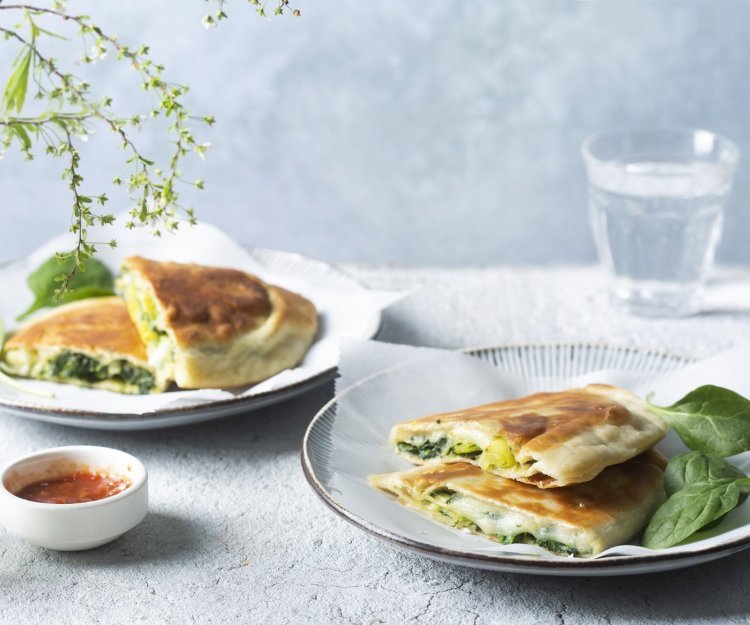 Turkse pannenkoek met spinazie en kaas Turkse pannekoek of gözleme genaamd. Deze werden gevuld met spinazie prei en Affligem kaas. We maakte er twee klaar en sneden ze middendoor, zo zie je de vulling mooi tussen het deeg.