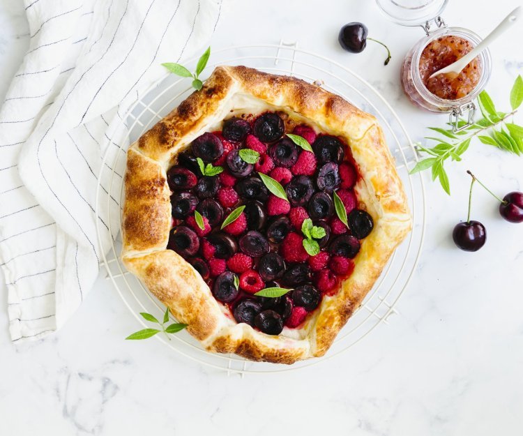 Tartelette aux framboises, cerises et gelée de groseilles à maquereau