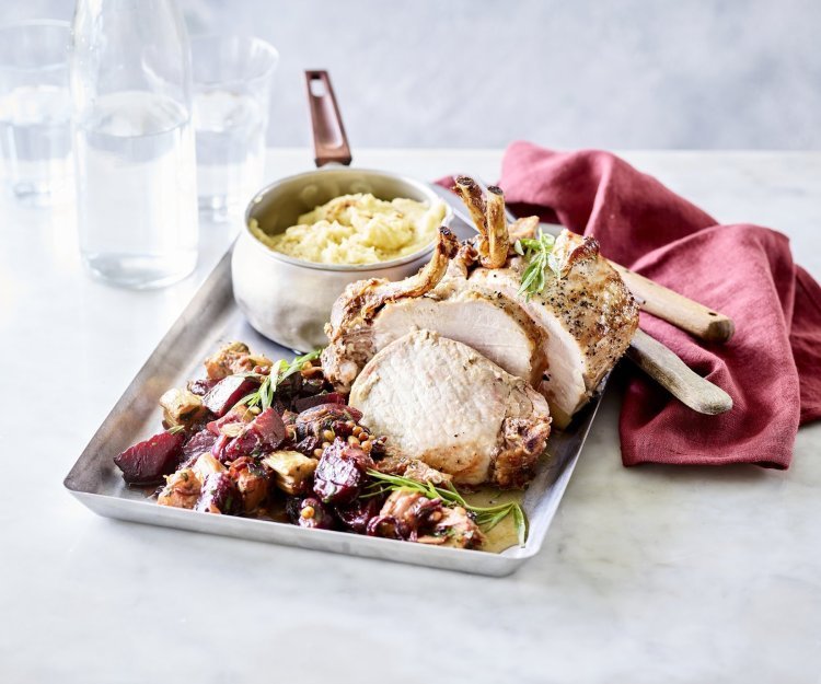 Gebraden varkenskroontje met rabarber, rode biet en dragon Het varkenskroontje ligt op een ovenplaat samen met de stukjes rabarber en rode biet. We serveren hem met een kommetje versgemaakte puree. Er ligt een donkerrode servette bij het gerecht om de rode biet nog meer te accentueren, een herfsttopper!