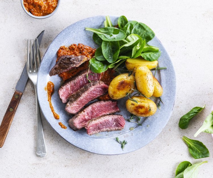 Steak grillé, sauce romesco et grenailles rôties