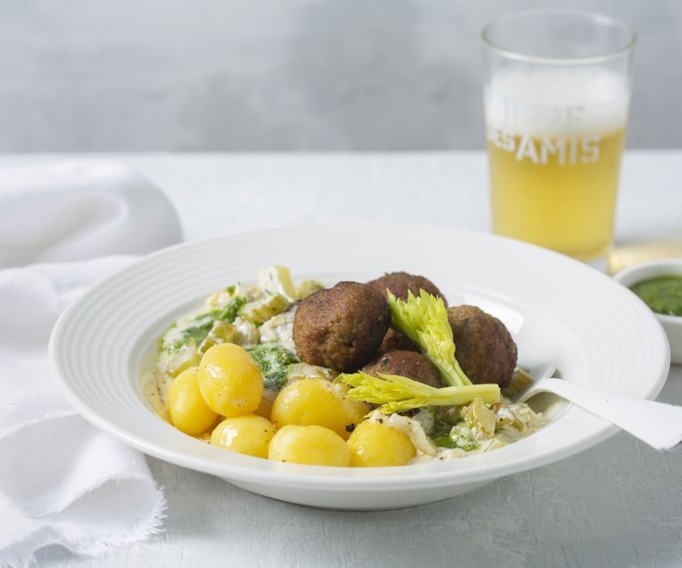 Balletjes in selderijsaus, wat anders maar toch o zo gekend. Wij serveerde ze met heerlijk gekookte krieltjes en een fris biertje. 