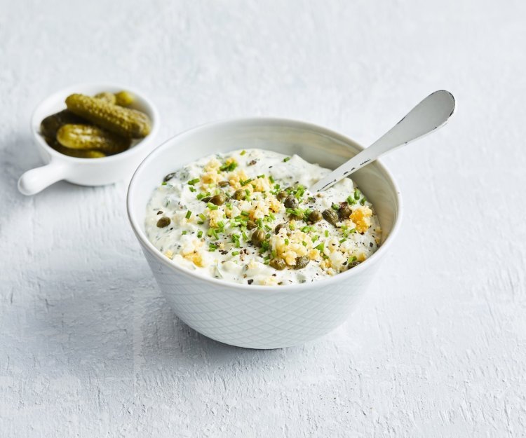 Gribiche Deze koude vissaus gribiche doet me denken aan verse tartaar met wat extra's erin. De saus is geserveerd in een wit kommetje.