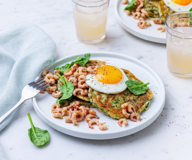 Hartige pannenkoeken met grijze garnalen Hartige spinazie-courgettepannenkoekjes met een spiegelei en garnalen. Aangevuld met 2 glazen limonade.