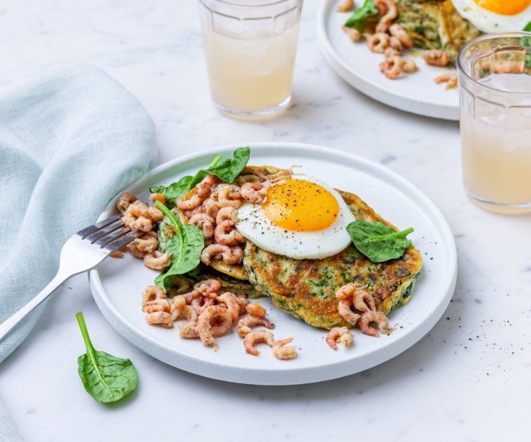 Hartige spinazie-courgettepannenkoekjes met een spiegelei en garnalen. Aangevuld met 2 glazen limonade.