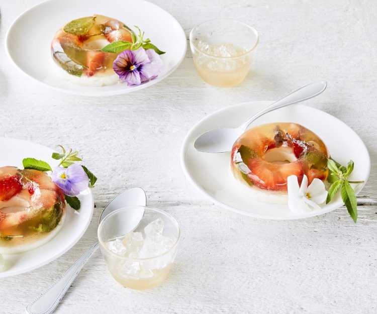 Een heerlijk verfrissend dessert in donutvorm. Een jelly pudding van kombucha met stukjes vers fruit en een bodem van plattekaas. Mooi om naar te kijken en heerlijk om van te eten. 