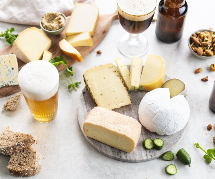 Kaasschotel met bier en groentjes In beeld zie je enkele schotels gevuld met Belgische kazen. Wij serveren hen met noten, brood, komkommerschijfjes, waterkers, mosterd en aangepaste bieren.