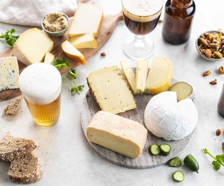 In beeld zie je enkele schotels gevuld met Belgische kazen. Wij serveren hen met noten, brood, komkommerschijfjes, waterkers, mosterd en aangepaste bieren. 