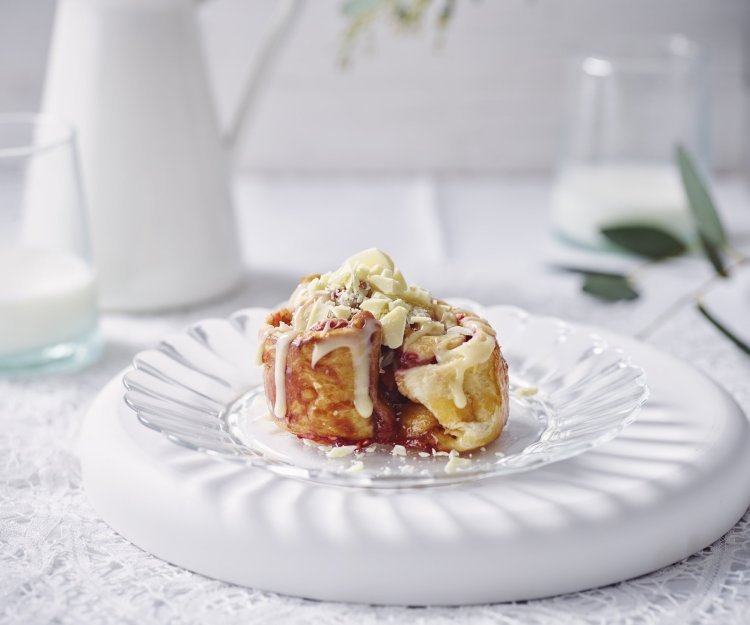 Kaneelbroodje met frambozen, aardbei en witte chocolade Mini kaneelbroodje met rood fruit zoals aardbei en framboos. Zomer in je broodje afgewerkt met gesmolten witte chocolade. Een tussendoortje om vingers en duimen van af te likken.
