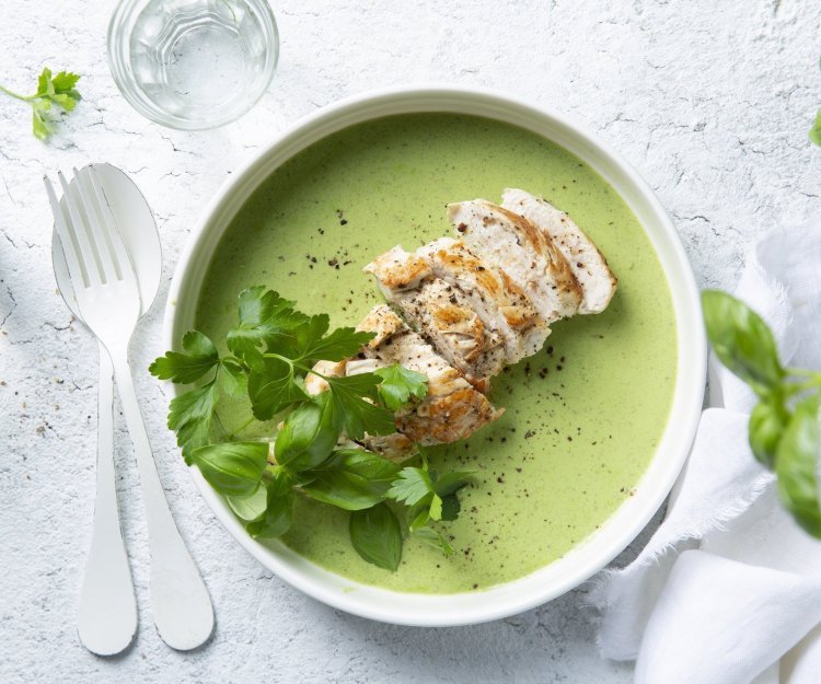 Een heerlijk gebakken kipfilet ligt in een groen sausje, de kleuren zijn geweldig. We werkten het gerechtje af met extra basilicumblaadjes. 