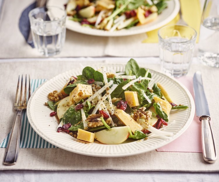 Maaltijdsalade met linzen, Flandrien Oud kaas, spinazie, koolrabi en appel Op tafel staan twee borden, mooi tegenover elkaar. De borden zijn gevuld met een slaatje van linzen, spinazie, reepjes koolrabi en appel en brokjes Flandrien kaas. Een kleurrijk en voedzaam gerechtje.