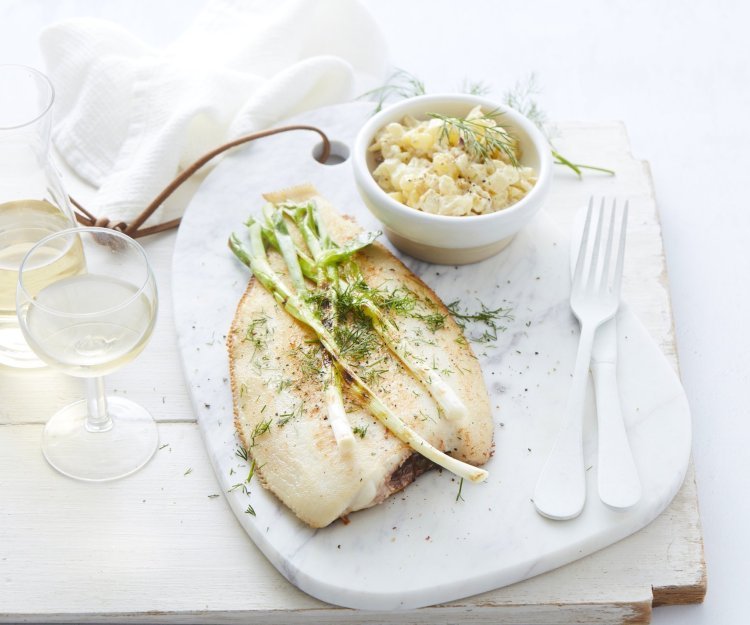 Macédoine van venkel en krieltjes met tongschar, gegrilde lente-ui, dille Macédoine van venkel en krieltjes met tongschar, gegrilde lente-ui, dille