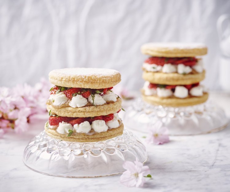 Millefeuille met aardbei, basilicum en appelboter met mascarpone Millefeuille met aardbei, basilicum en appelboter met toefjes mascarpone. Een prachtig en makkelijk dessertje om eens mee uit te pakken bij je gasten. Presenteerd prachtig met kristal en tinten van roze.