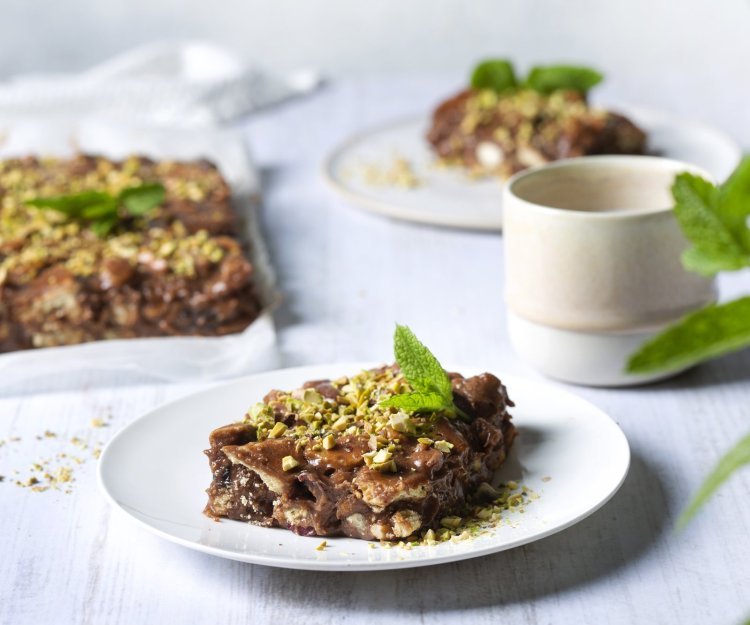 No bake chocoladetaart Een chocoladetaart die zelf niet in de oven moet, top! Ze werd al aangesneden en gepresenteerd op twee dessertbordjes met koffie. Tijd voor een vieruurtje.