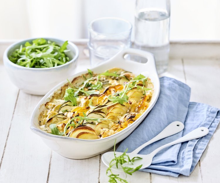 Een zomerse ovenschotel? Jawel, dit is er eentje met schijfjes aardappel, courgette en paprika. Dit in combinatie met de Belgische kazen als Flandrien jong en geitenkaas van de geitenboer, top gerechtje!