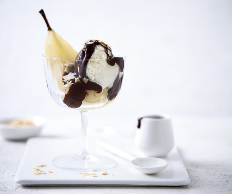 Wat dit een leuk dessert maakt, is het feit dat we deze klassieker in een mooi wijnglas serveren. Hierdoor is het feestgehalte direct hoog. Er staat nog wat chocoladesaus langs, voor de extra lovers. 