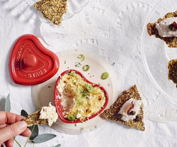 Rozemarijncrackers met hammousse of dip van krab De gegratineerde dip van krab zit in een hartjesvormig potje, ideaal om je geliefde te bekoren vanaf de start van je menu. Daarnaast staan ook de crackers met hammousse.