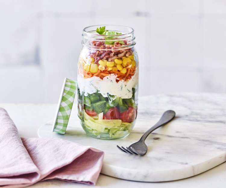 Salade in een jar met eiersla, paprika en spekblokjes Wat is er nu duurzamer dan je lunch mee te nemen in een glazen bokaal? En dat niet alleen, het is nog eens super mooi. De salade ligt in laagje in je pot, perfect en gezond.