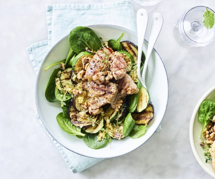 Salade met gegrilde groenten en lamskotelet Zomerse salade met gegrilde courgette en aubergine. We serveren ze met lamskoteletjes die ook werden gegrild op de BBQ.