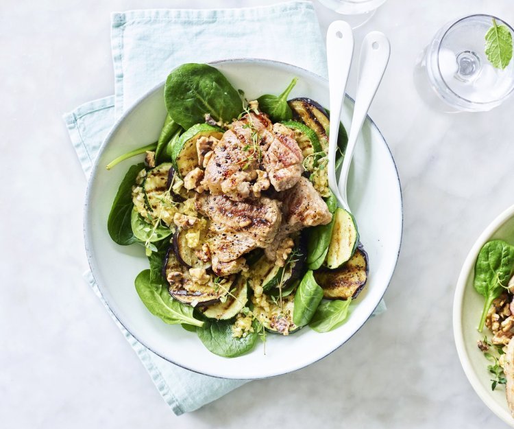 Zomerse salade met gegrilde courgette en aubergine. We serveren ze met lamskoteletjes die ook werden gegrild op de BBQ. 