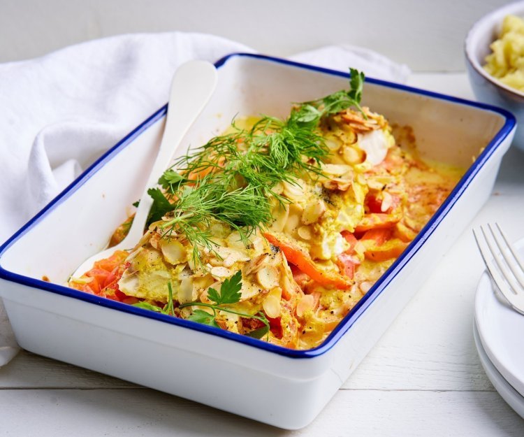 Een gevulde ovenschotel staat op tafel, hij is gemaakt met schijfjes tomaten en hierop de vis. We voegden wat saus toe op basis van mosterd, om het gerecht een extra boost te geven. Wij serveren hem met aardappelpuree.