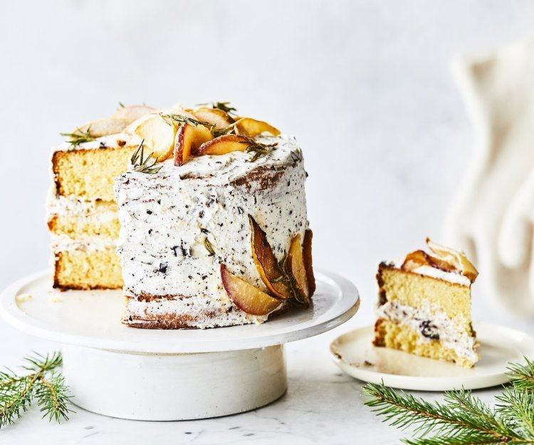 Een heerlijke taart om mee uit te pakken, want het dessert moet iedereen bekoren toch? Een torenhoge biscuit met gekaramelliseerde stukjes peer en stracciatellaroom tussen en versierd. 