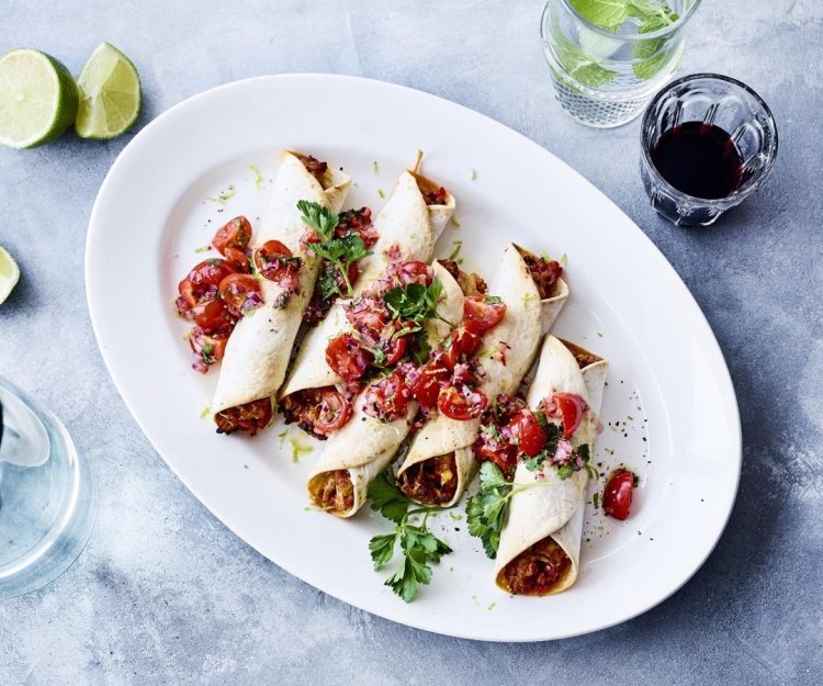 Taquitos de poulet à la salsa de tomate Taquitos de poulet à la salsa de tomate