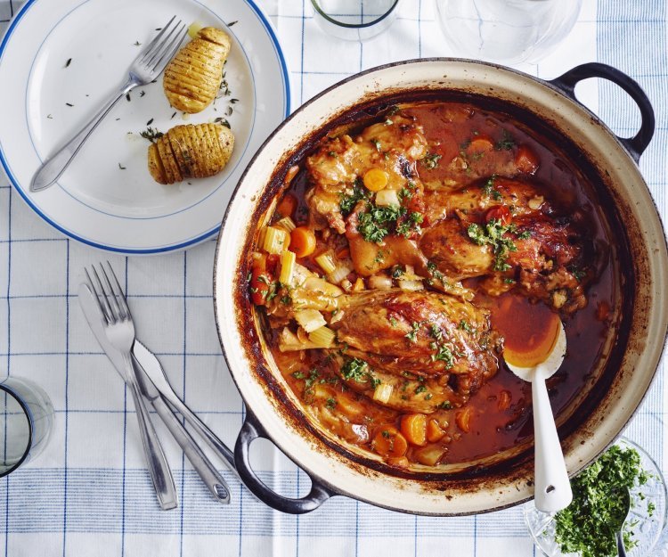 Een heerlijke dutch oven vanop de BBQ staat op de tafel klaar om uit te scheppen en te smullen. Wij serveren hem met hasselback potato's en gremolata.