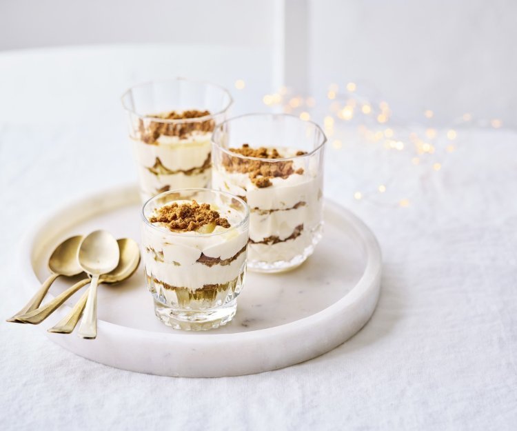 Trifle met speculaas, peer en Belgische schuimwijn Trifle gepresenteerd in kleine drinkglazen, instant feestlook! Deze trifle is er eentje met Belgische speculaas, Belgische peer en Belgische schuimwijn. Amai, een dessertje boordevol topproducten van eigen bodem.