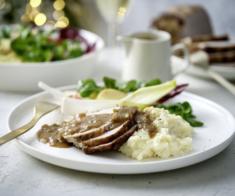 Varkensrollade met wintersalade en romige puree Een feestelijke hoofdmaaltijd die je terugbrengt naar grootmoeders keuken. Varkensrollade met een biersausje, smeuïge puree en met een salade van witloof en appel. Smakelijke feesten!