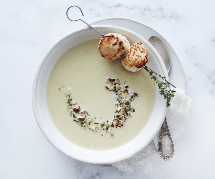 Witloofsoep met gebakken Sint-jakobsnoten en hazelnootcrumble Witloofsoep met gebakken Sint-jakobsnoten en hazelnootcrumble