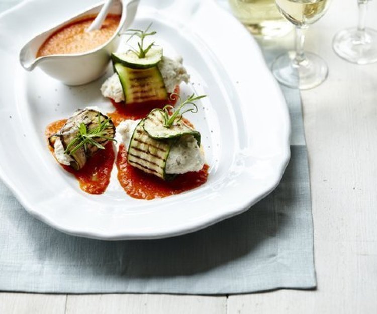 Rouleaux de bar avec courgette et aubergine grillées, coulis de poivrons Rouleaux de bar avec courgette et aubergine grillées, coulis de poivrons