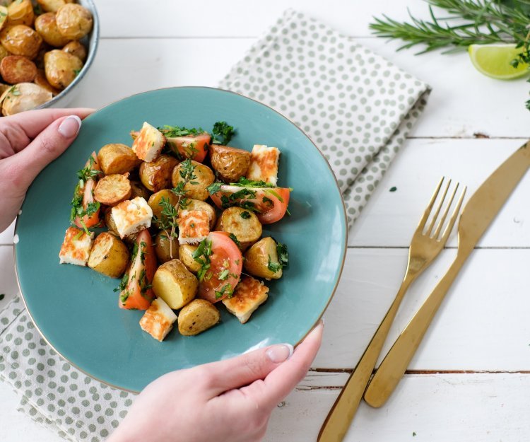 Pommes de terre grillées et salade de berloumi Pommes de terre grillées et salade de berloumi