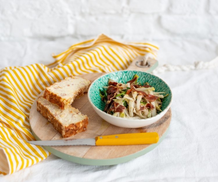 Cake de pommes de terre au jambon Ganda, salade de chicons et mâche Cake de pommes de terre au jambon Ganda, salade de chicons et mâche