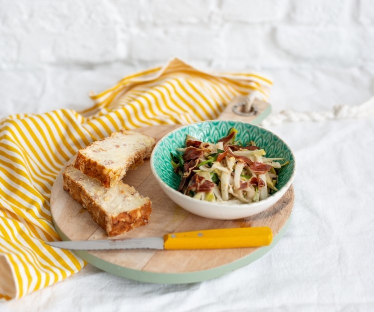 Cake de pommes de terre au jambon Ganda, salade de chicons et mâche