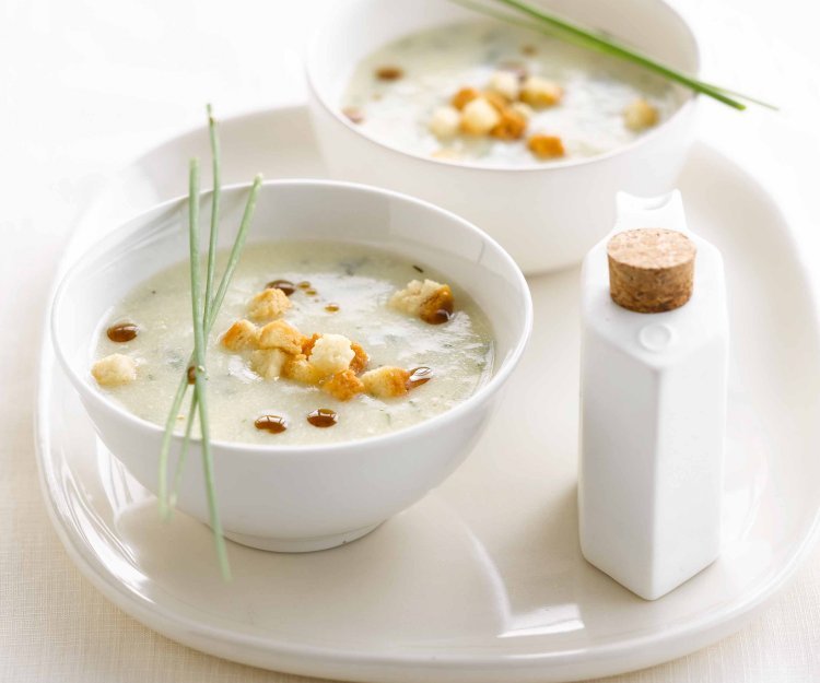 Crème de pommes de terre aux herbes et huile de champignon