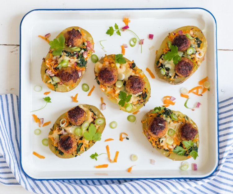 Pommes de terre farcies aux boulettes de volaille et légumes frais