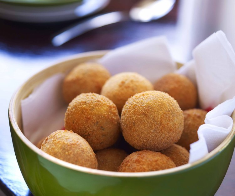 Croquettes de pommes de terre en croûte de fromage et herbes Croquettes de pommes de terre en croûte de fromage et herbes