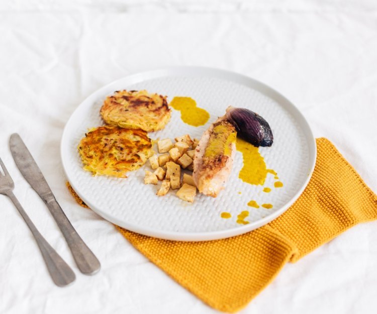 Rösti, poulet fermier, céleri-rave et sauce curry Rösti, poulet fermier, céleri-rave et sauce curry