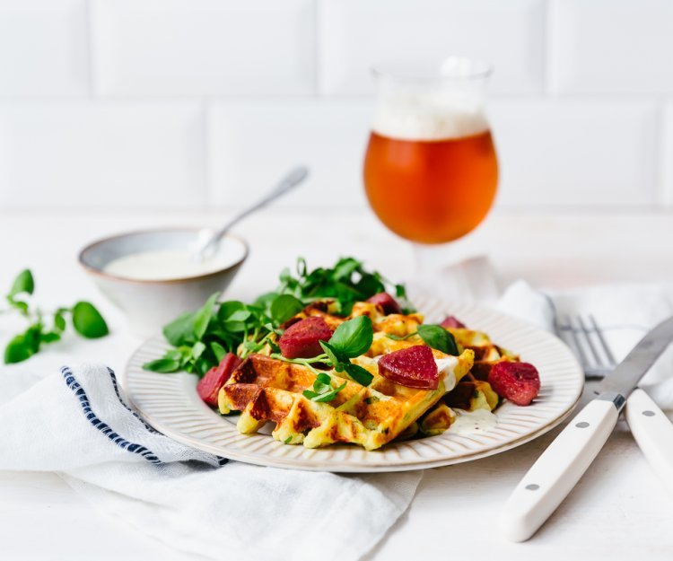 Gaufres de pommes de terre au saucisson de cheval et sauce moutarde Gaufres de pommes de terre au saucisson de cheval et sauce moutarde