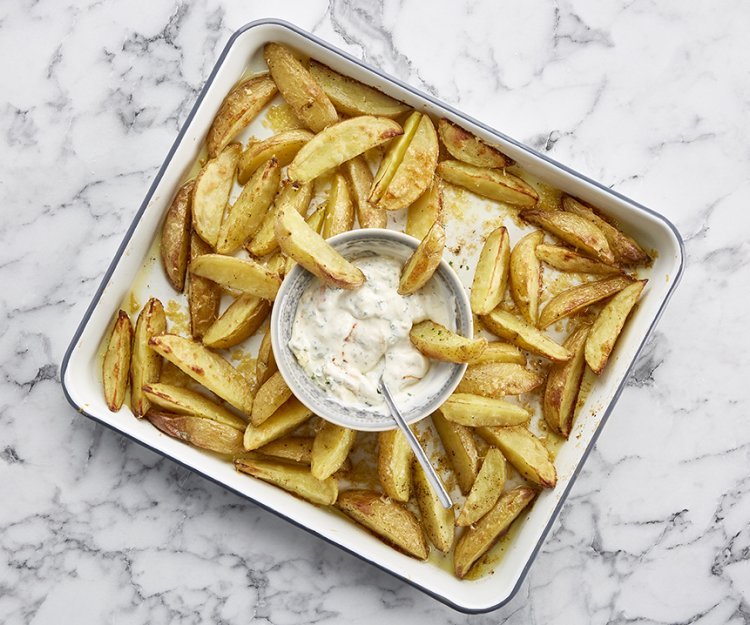 Quartiers de pommes de terre et sauce fraiche Quartiers de pommes de terre et sauce fraiche