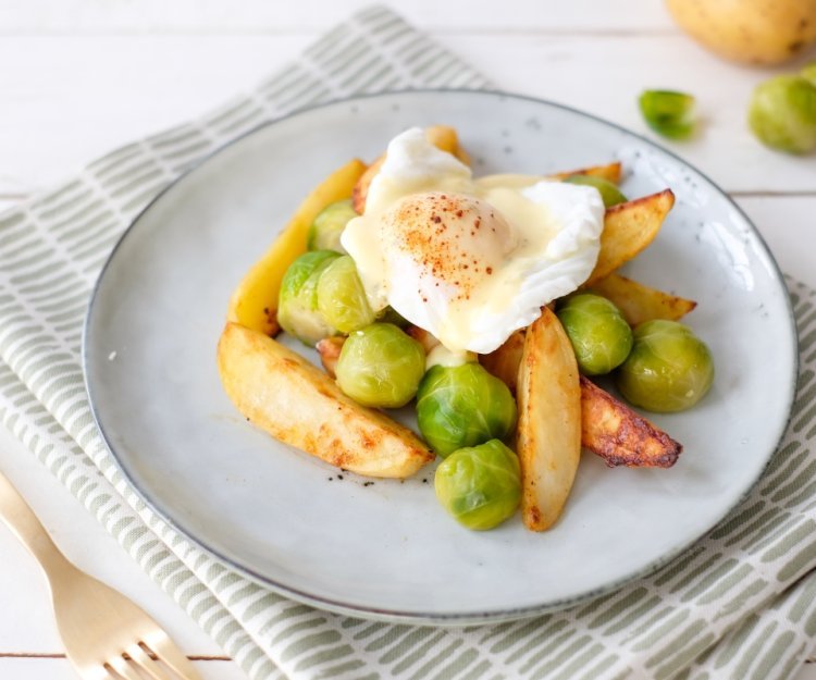Quartiers de pommes de terre, choux de Bruxelles, œuf poché et sauce hollandaise Quartiers de pommes de terre, choux de Bruxelles, œuf poché et sauce hollandaise