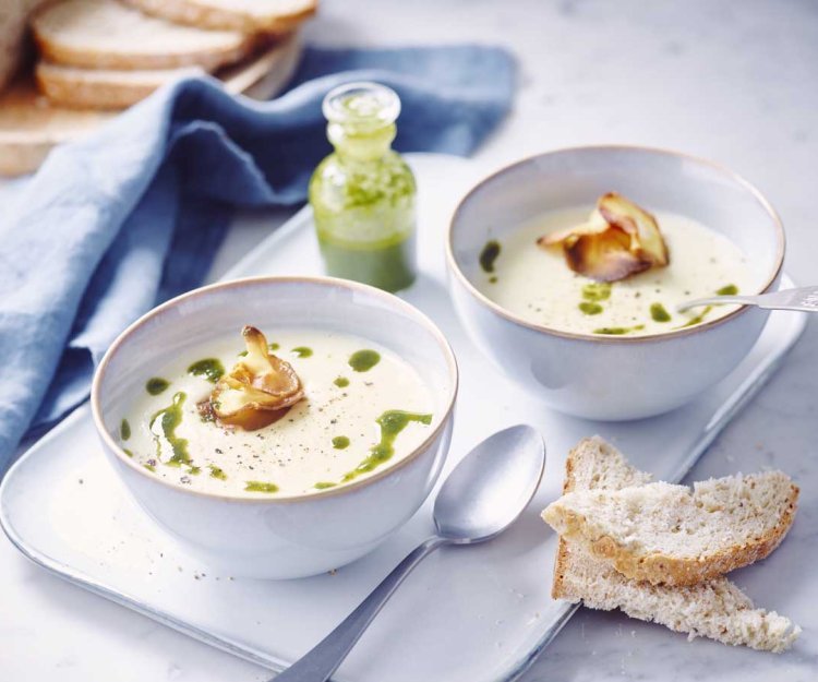 Soupe de topinambours, huile aux herbes et chips Soupe de topinambours, huile aux herbes et chips