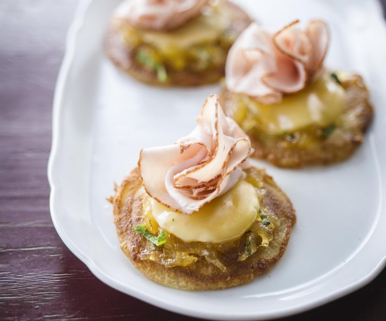 Pancake américain de dinde, fromage jeune et ananas