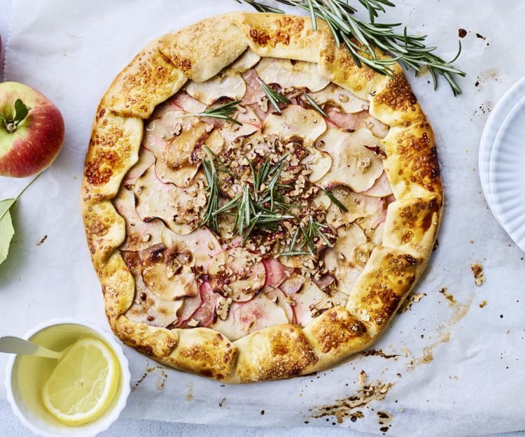 Galette aux pommes, romarin et confiture de rhubarbe