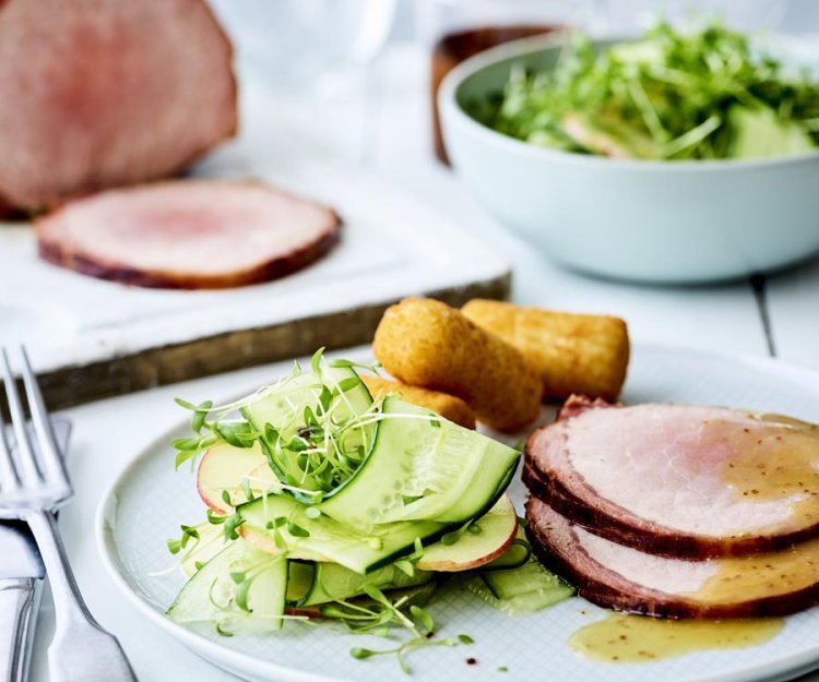 Rôti ardennais à la sauce moutarde et à la Vieille Gueuze, croquettes et salade de pomme et concombre Rôti ardennais à la sauce moutarde et à la Vieille Gueuze, croquettes et salade de pomme et concombre